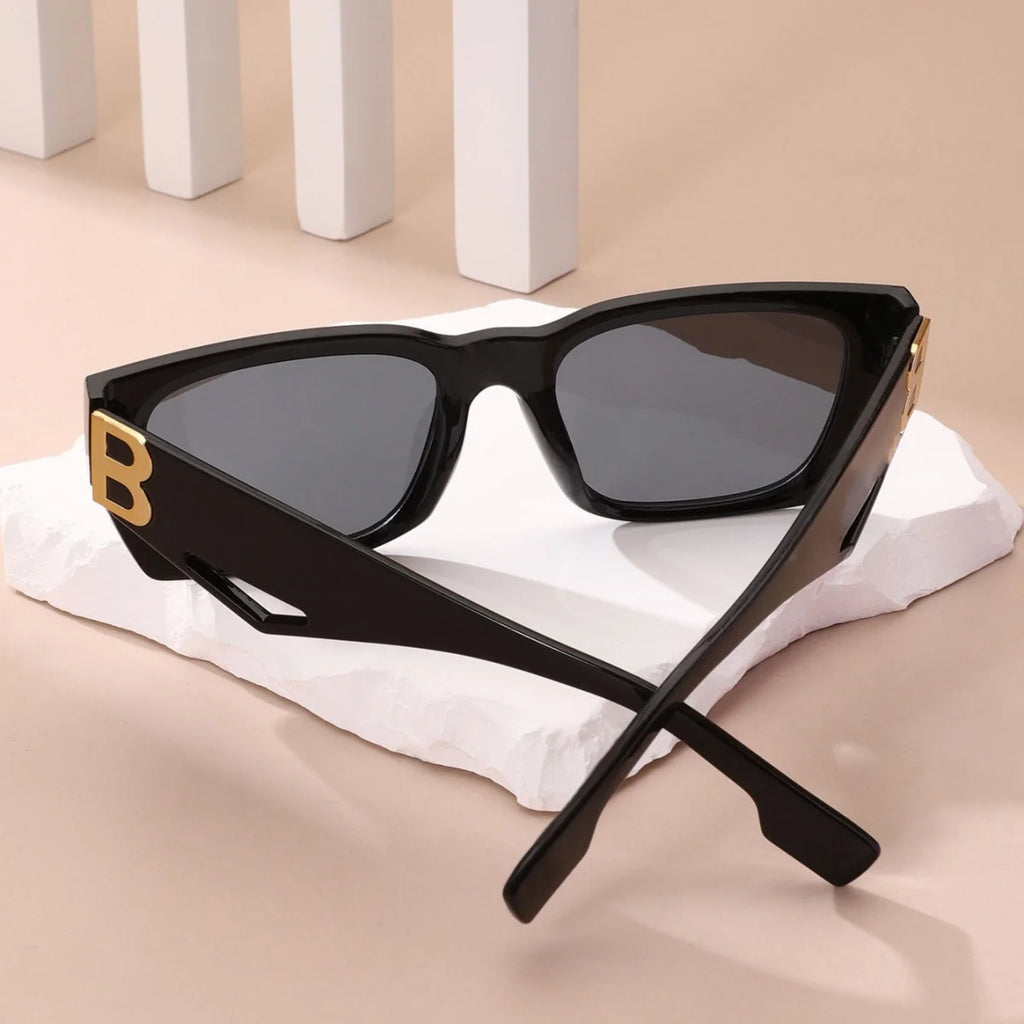 fashionable Luxe "B" Logo-Temple Essential Black Sunglasses protection light