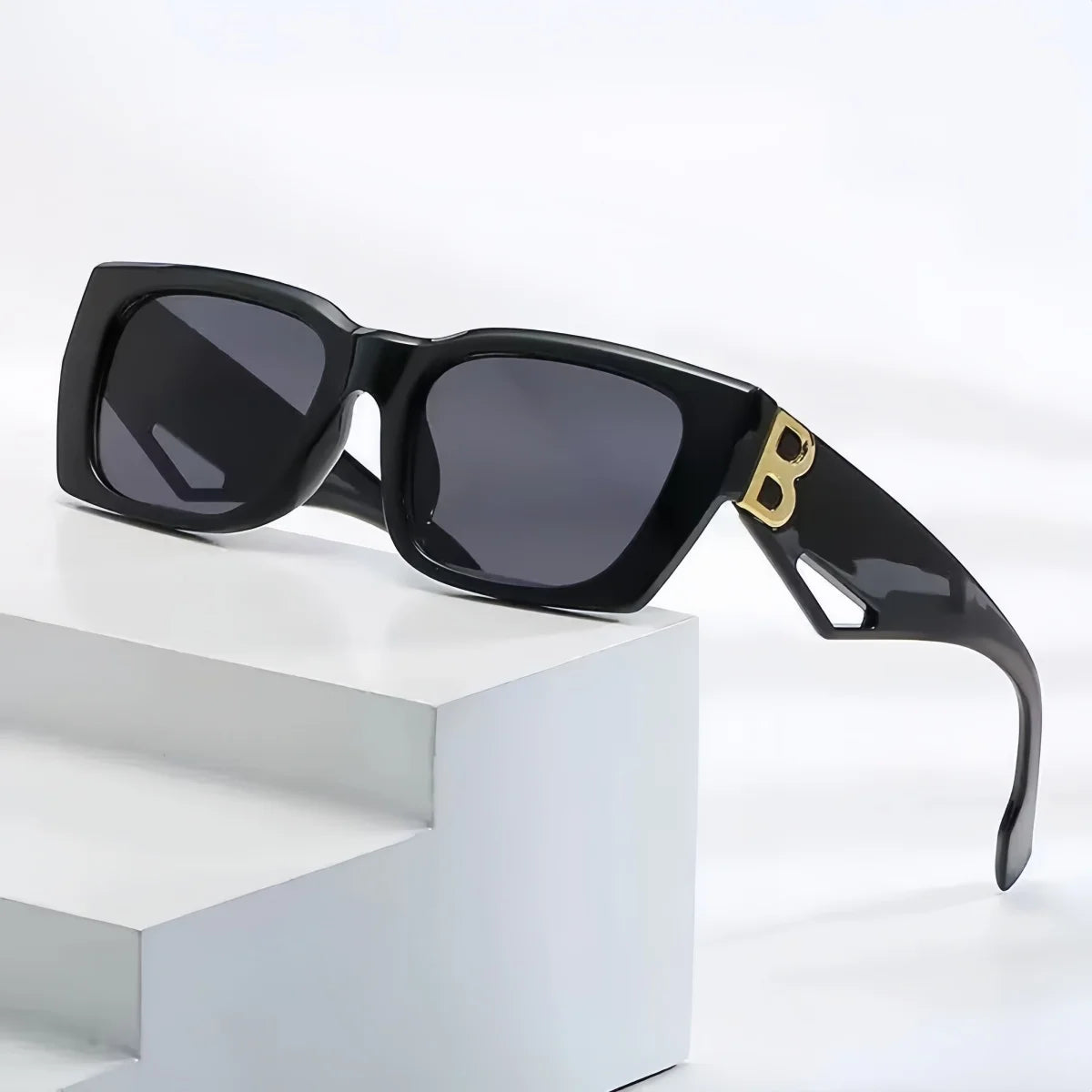 fashionable Luxe "B" Logo-Temple Essential Black Sunglasses protection light