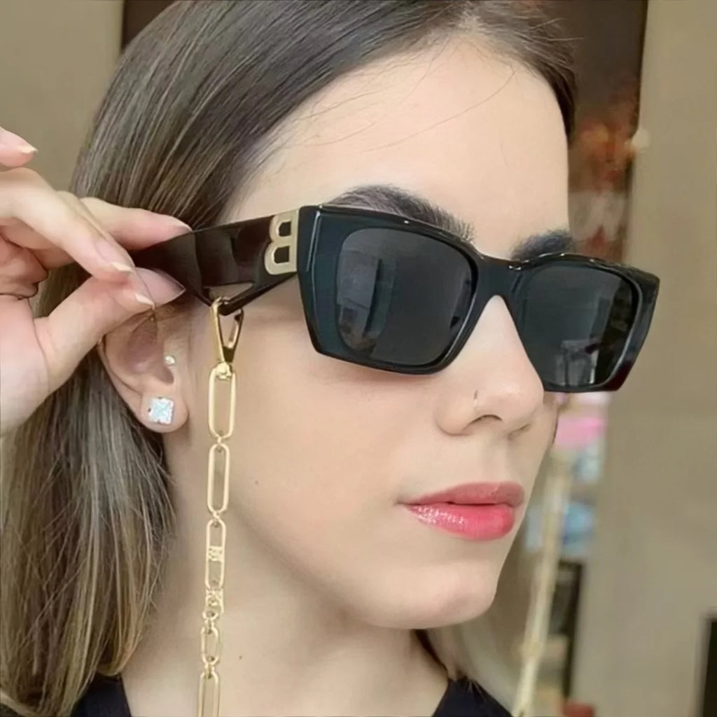 fashionable Luxe "B" Logo-Temple Essential Black Sunglasses protection light